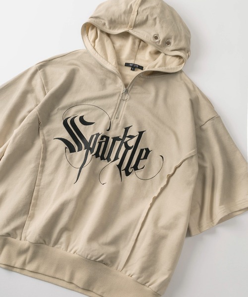 SlashDate(スラッシュデイト)の「【82】スノーウォッシュ ヴィンテージテイスト ショート丈 ワッペン ハーフジップパーカー メンズ レディース(パーカー・レディース・ブラック/ベージュ/パープル・M/L)」の1枚目の写真