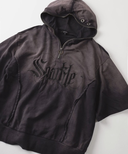 SlashDate(スラッシュデイト)の「【82】スノーウォッシュ ヴィンテージテイスト ショート丈 ワッペン ハーフジップパーカー メンズ レディース(パーカー・レディース・ブラック/ベージュ/パープル・M/L)」の3枚目の写真