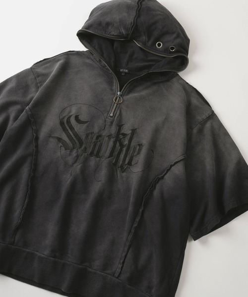 SlashDate(スラッシュデイト)の「【82】スノーウォッシュ ヴィンテージテイスト ショート丈 ワッペン ハーフジップパーカー メンズ レディース(パーカー・レディース・ブラック/ベージュ/パープル・M/L)」の2枚目の写真