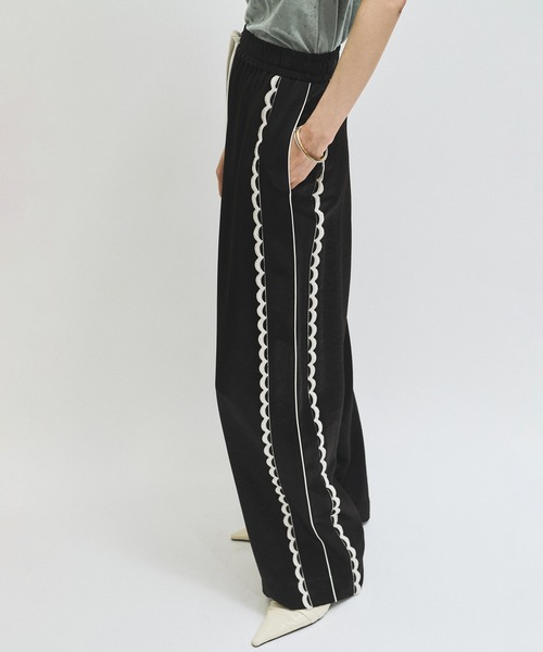 ADAM ET ROPE'(アダムエロペ)の「サイドレーストラックパンツ(その他パンツ・レディース・ブラック/オフホワイト・38/36)」の2枚目の写真