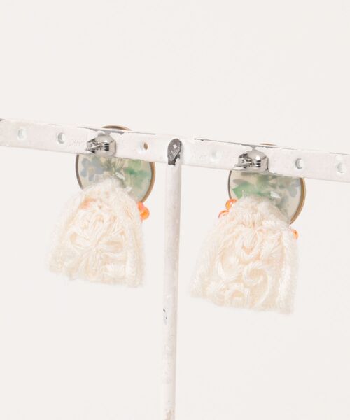 tone（トーン）の「【chiguhagu】【chiguhagu】押花×インド刺繍ピアス(MA)（ピアス（両耳用）・レディース・ホワイト・FREE）」の4枚目の写真