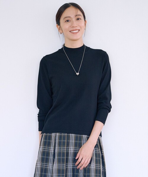 J.PRESS(ジェイプレス)の「【人気のため新色追加】PRINCE ハイネック ニット(ニット/セーター・レディース・ホワイト系/ブラック系/ベージュ系/ベージュ系1/ライトグレー系/ダルブルー系/イエロー系/ピンク系2/ライトグリーン/ふじ色系・T13/T15)」の2枚目の写真