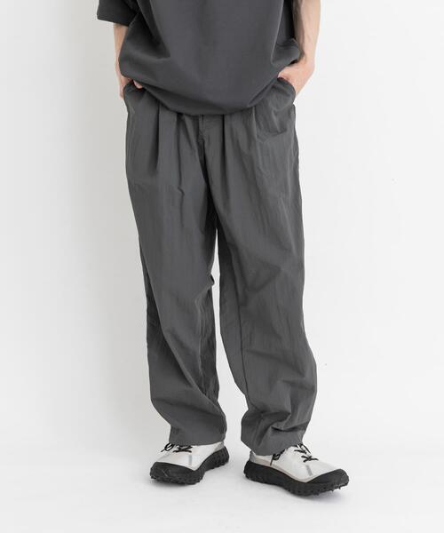 EKAL（エカル）の「『撥水/接触冷感/UR TECH』ナイロンタッサートラウザー（その他パンツ・メンズ・ネイビー/ブラウン/グレー・SMALL/MEDIUM/LARGE）」の2枚目の写真