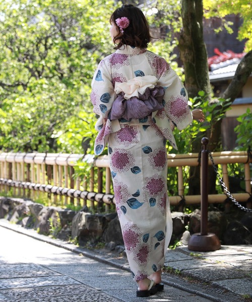 緑青色と青紫の染め分け地に紫陽花が美しい、注染めの浴衣です 緑青色の地に、密やかに咲く紫陽花と、華麗な蝶が美しい注染めの