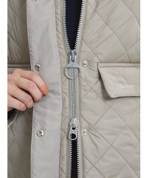 Barbour(バブアー)の「【COALVILLE / コールヴィル】キルティング ショート ジャケット"Japan Exclusive"(レディース)(その他アウター・レディース・ブラック/ベージュ・SMALL/MEDIUM)」の15枚目の写真
