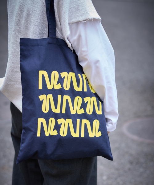 M TO R（ムウトアール）の「M TO R ORIGINAL LOGO CANVAS TOTE（トートバッグ・レディース・レッド/ネイビー/キナリ・FREE）」の9枚目の写真