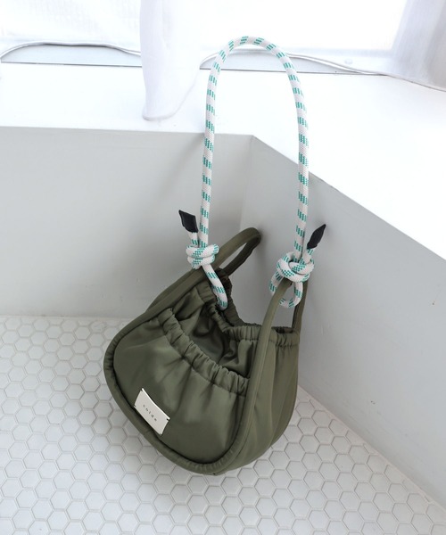 COLDE （コルデ）の「パラコードハンドルギャザーショルダーバッグ【詳細動画あり】（ショルダーバッグ・レディース・カーキ/ブラック/ベージュ・FREE）」の3枚目の写真