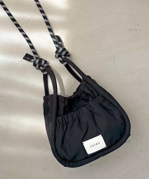 COLDE （コルデ）の「パラコードハンドルギャザーショルダーバッグ【詳細動画あり】（ショルダーバッグ・レディース・カーキ/ブラック/ベージュ・FREE）」の2枚目の写真