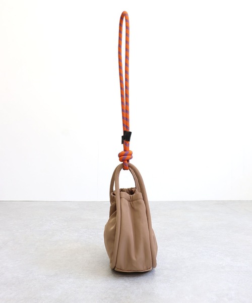 COLDE （コルデ）の「パラコードハンドルギャザーショルダーバッグ【詳細動画あり】（ショルダーバッグ・レディース・カーキ/ブラック/ベージュ・FREE）」の6枚目の写真