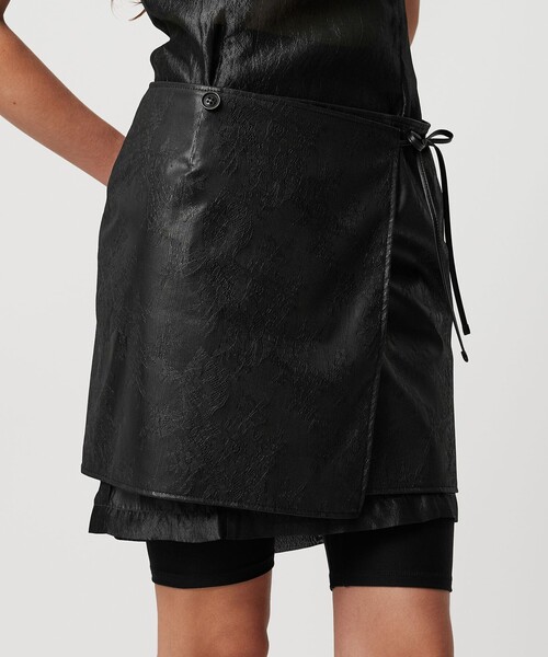 ATTISESSION（アティセッション）の「＜ATTISESSION＞レザーライク リバーシブル ラップ ミニスカート（スカート・レディース・ブラック/オリーブ・36/38）」の2枚目の写真