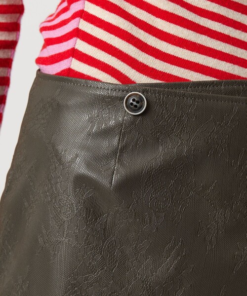 ATTISESSION（アティセッション）の「＜ATTISESSION＞レザーライク リバーシブル ラップ ミニスカート（スカート・レディース・ブラック/オリーブ・36/38）」の3枚目の写真