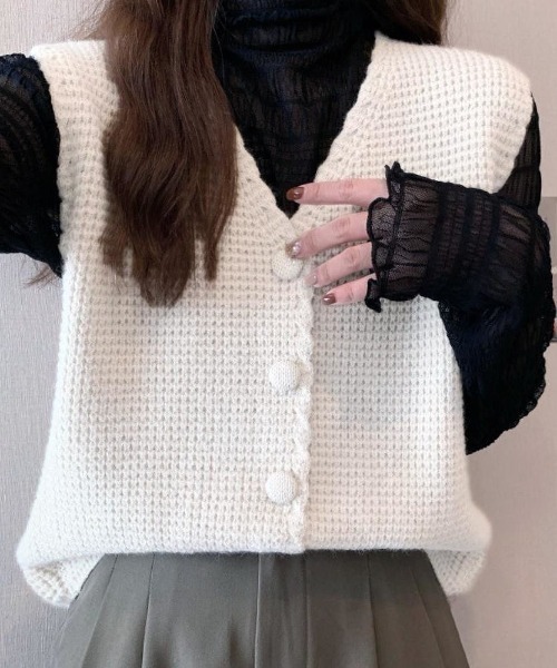 maison de LATIR(メゾンドラティール)の「くるみボタン付きVネックニットベスト(ベスト・レディース・ベージュ/ホワイト/ブラウン/ライトブラウン・FREE)」の2枚目の写真