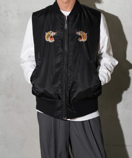 THRIFTY LOOK（スリフティールック）の「THRIFTY LOOK / スリフティールック EMBROIDERY MA-1 VEST スカジャン 刺しゅう MA-1 ベスト（ベスト・メンズ・ブラック/オリーブドラブ・MEDIUM/X-SMALL/LARGE）」の4枚目の写真