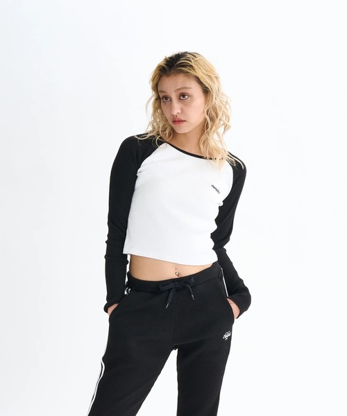 ELEMENT eden(エレメントエデン)の「ELEMENT レディース RIB RINGER LS WOMEN ロンT 【2025年秋冬モデル】/エレメントセットアップ対応クロップド丈ロゴワンポイントリブラグランスリーブ長袖ロンT(Tシャツ/カットソー・レディース・ホワイト×ブルー/ブラック/ホワイト・MEDIUM)」の10枚目の写真