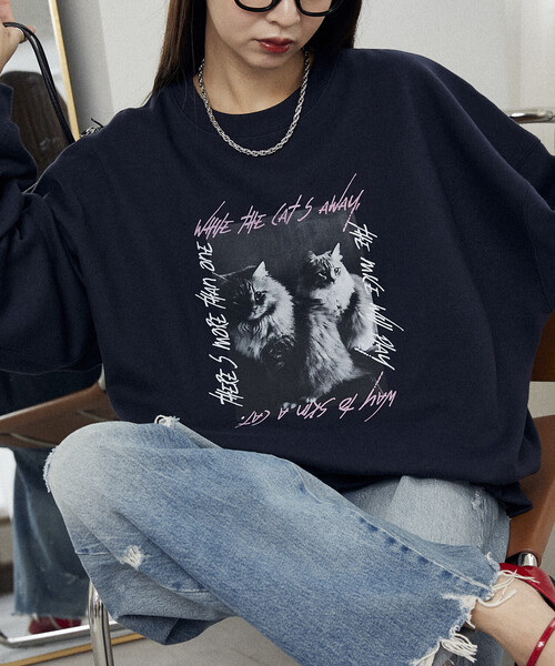 PUBLUX(パブリュクス)の「PUBLUX/パブリュクス キャット フォト 裏起毛 スウェット 限定展開(スウェット・レディース・ネイビー/チャコールグレー/ライトグレー・L/M/S)」の3枚目の写真