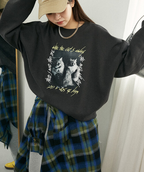 PUBLUX(パブリュクス)の「PUBLUX/パブリュクス キャット フォト 裏起毛 スウェット 限定展開(スウェット・レディース・ネイビー/チャコールグレー/ライトグレー・L/M/S)」の1枚目の写真