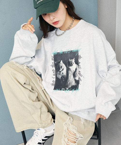 PUBLUX(パブリュクス)の「PUBLUX/パブリュクス キャット フォト 裏起毛 スウェット 限定展開(スウェット・レディース・ネイビー/チャコールグレー/ライトグレー・L/M/S)」の2枚目の写真