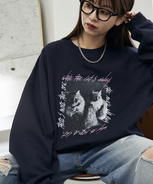 PUBLUX(パブリュクス)の「PUBLUX/パブリュクス キャット フォト 裏起毛 スウェット 限定展開(スウェット・レディース・ネイビー/チャコールグレー/ライトグレー・L/M/S)」の4枚目の写真