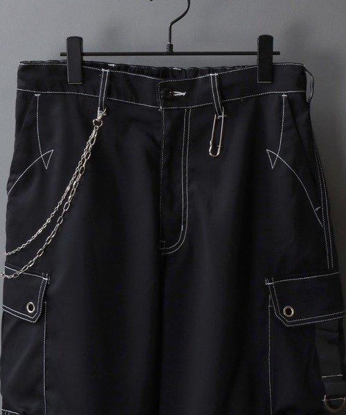 SITRY（シトリー）の「Chained Cargo Pants/チェーン付き ワイド カーゴパンツ（カーゴパンツ・メンズ・ホワイト/ブラック・M/L）」の3枚目の写真