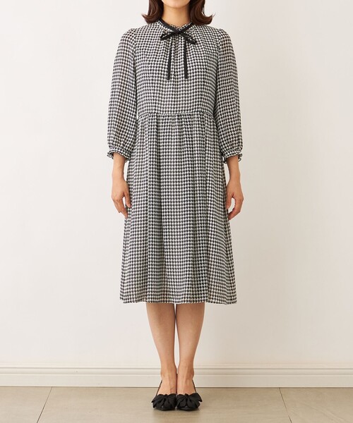 TO BE CHIC(トゥー ビー シック)の「ジョーゼット千鳥 ワンピース(ワンピース・レディース・ホワイト系その他・40)」の3枚目の写真