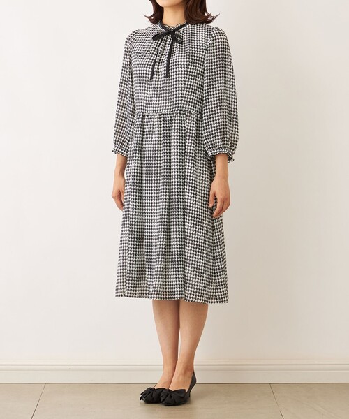 TO BE CHIC(トゥー ビー シック)の「ジョーゼット千鳥 ワンピース(ワンピース・レディース・ホワイト系その他・40)」の4枚目の写真