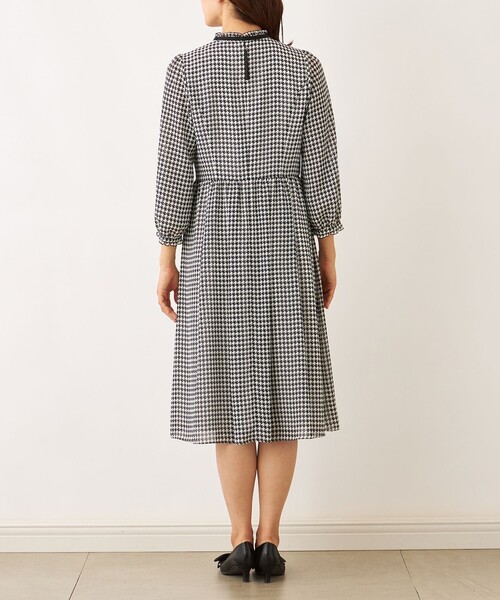 TO BE CHIC(トゥー ビー シック)の「ジョーゼット千鳥 ワンピース(ワンピース・レディース・ホワイト系その他・40)」の5枚目の写真