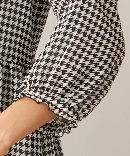 TO BE CHIC(トゥー ビー シック)の「ジョーゼット千鳥 ワンピース(ワンピース・レディース・ホワイト系その他・40)」の7枚目の写真
