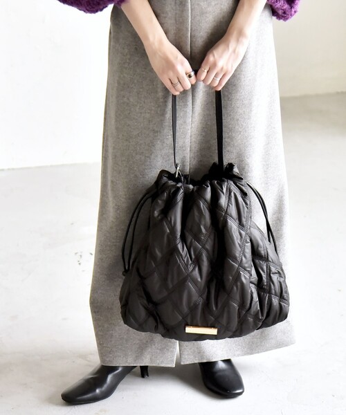 quaranciel（カランシエル）の「quaranciel: キルティング ワンハンドル ドロスト トート バッグ（A4対応）（トートバッグ・レディース・ブラック/チャコールグレー・ONE SIZE）」の2枚目の写真
