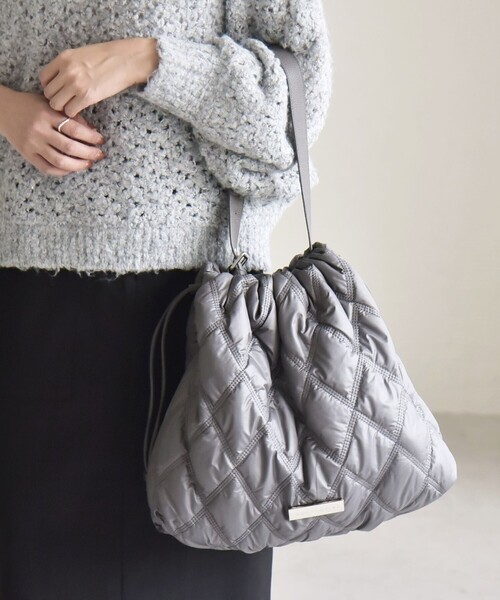 quaranciel（カランシエル）の「quaranciel: キルティング ワンハンドル ドロスト トート バッグ（A4対応）（トートバッグ・レディース・ブラック/チャコールグレー・ONE SIZE）」の3枚目の写真