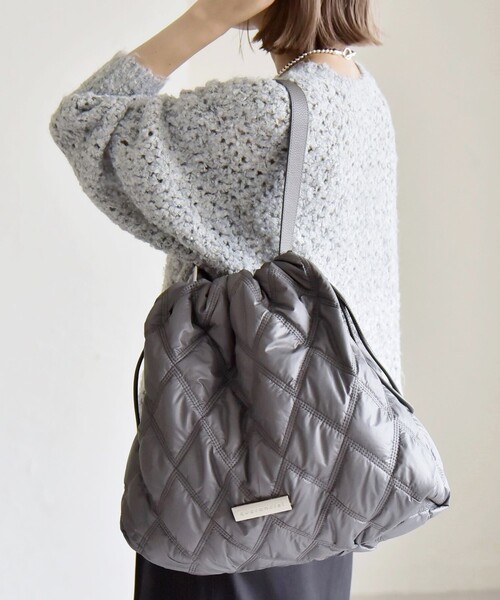 quaranciel（カランシエル）の「quaranciel: キルティング ワンハンドル ドロスト トート バッグ（A4対応）（トートバッグ・レディース・ブラック/チャコールグレー・ONE SIZE）」の4枚目の写真