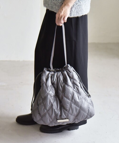 quaranciel（カランシエル）の「quaranciel: キルティング ワンハンドル ドロスト トート バッグ（A4対応）（トートバッグ・レディース・ブラック/チャコールグレー・ONE SIZE）」の6枚目の写真