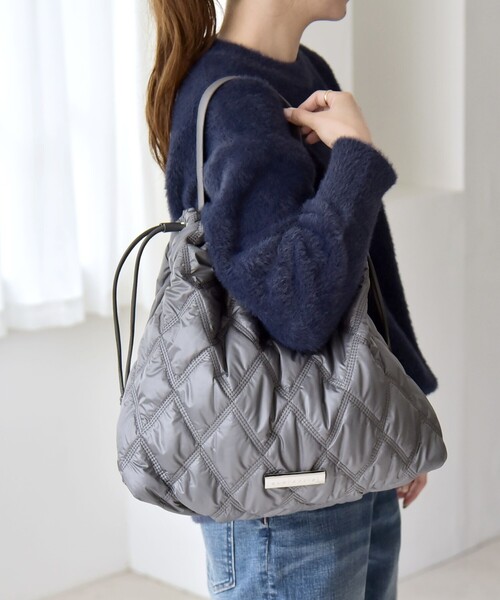 quaranciel（カランシエル）の「quaranciel: キルティング ワンハンドル ドロスト トート バッグ（A4対応）（トートバッグ・レディース・ブラック/チャコールグレー・ONE SIZE）」の9枚目の写真