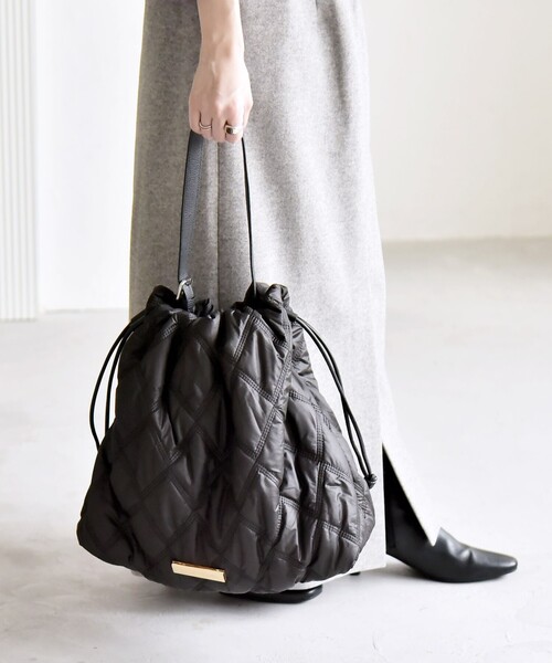 quaranciel（カランシエル）の「quaranciel: キルティング ワンハンドル ドロスト トート バッグ（A4対応）（トートバッグ・レディース・ブラック/チャコールグレー・ONE SIZE）」の13枚目の写真