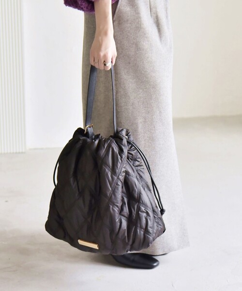 quaranciel（カランシエル）の「quaranciel: キルティング ワンハンドル ドロスト トート バッグ（A4対応）（トートバッグ・レディース・ブラック/チャコールグレー・ONE SIZE）」の14枚目の写真