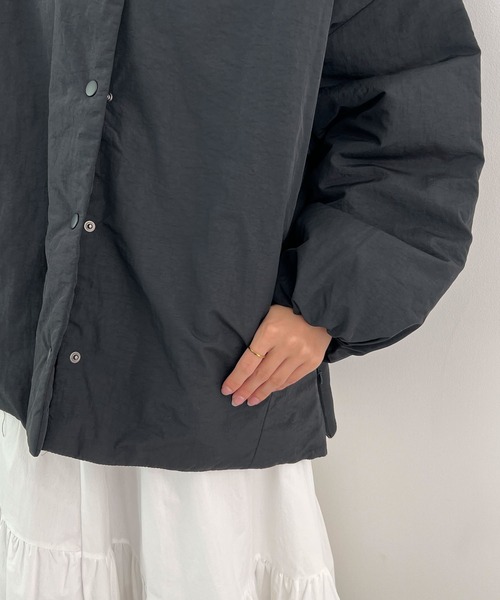 Futier land（フューティアランド）の「サイドジップノーカラー中綿ジャケット（ノーカラージャケット・レディース・アイボリー/ブラック/カーキ・MEDIUM）」の8枚目の写真