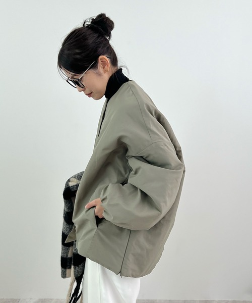 Futier land（フューティアランド）の「サイドジップノーカラー中綿ジャケット（ノーカラージャケット・レディース・アイボリー/ブラック/カーキ・MEDIUM）」の21枚目の写真