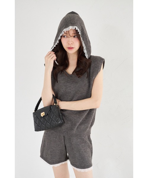 tocco closet(トッコ クローゼット)の「【ZOZO限定】フードレースニットベスト×レースヘムニットショートパンツセットアップ(セットアップ・レディース・ライトグレー/チャコールグレー/アイボリー・M)」の1枚目の写真