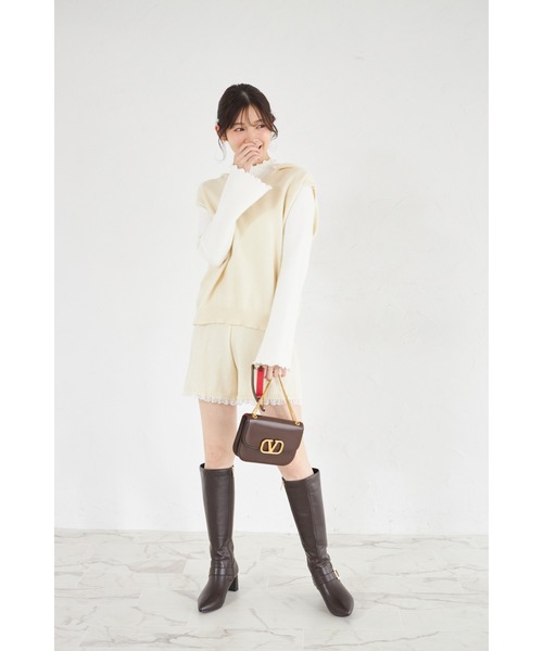 tocco closet(トッコ クローゼット)の「【ZOZO限定】フードレースニットベスト×レースヘムニットショートパンツセットアップ(セットアップ・レディース・ライトグレー/チャコールグレー/アイボリー・M)」の5枚目の写真