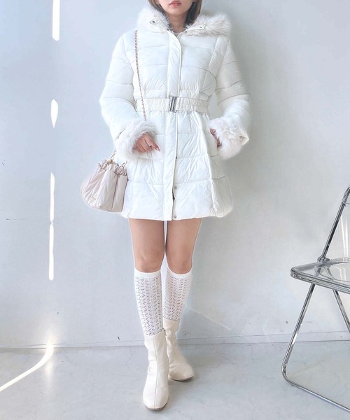 AS KNOW AS plus(アズノゥアズプラス)の「♪ファーフード ベルト付き Aライン中綿ミドルコート(ダウンジャケット/コート・レディース・オフホワイト/ブラック・FREE)」の2枚目の写真