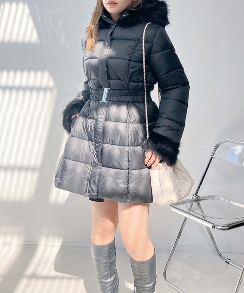 AS KNOW AS plus(アズノゥアズプラス)の「♪ファーフード ベルト付き Aライン中綿ミドルコート(ダウンジャケット/コート・レディース・オフホワイト/ブラック・FREE)」の3枚目の写真