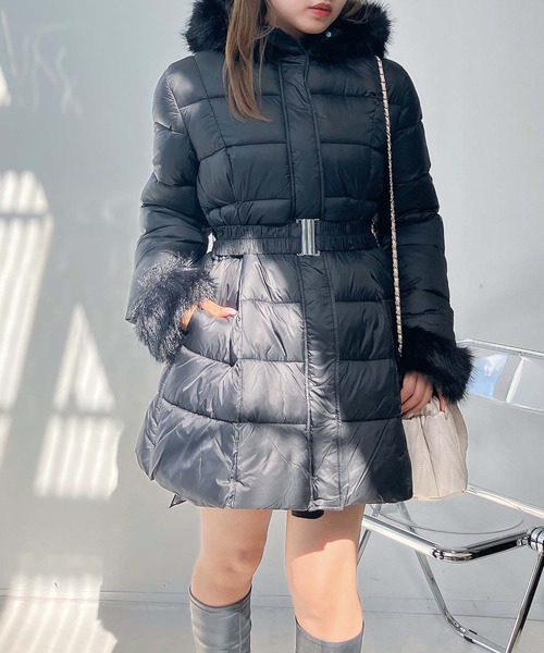 AS KNOW AS plus(アズノゥアズプラス)の「♪ファーフード ベルト付き Aライン中綿ミドルコート(ダウンジャケット/コート・レディース・オフホワイト/ブラック・FREE)」の4枚目の写真