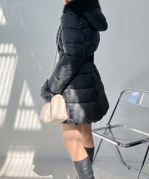 AS KNOW AS plus(アズノゥアズプラス)の「♪ファーフード ベルト付き Aライン中綿ミドルコート(ダウンジャケット/コート・レディース・オフホワイト/ブラック・FREE)」の6枚目の写真