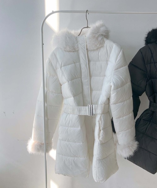 AS KNOW AS plus(アズノゥアズプラス)の「♪ファーフード ベルト付き Aライン中綿ミドルコート(ダウンジャケット/コート・レディース・オフホワイト/ブラック・FREE)」の18枚目の写真