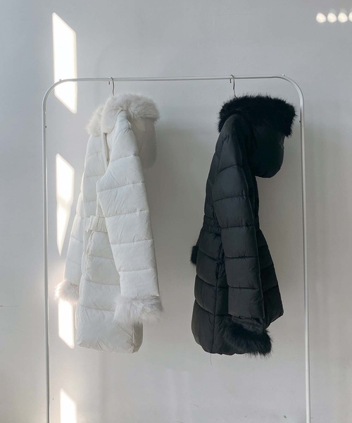 AS KNOW AS plus(アズノゥアズプラス)の「♪ファーフード ベルト付き Aライン中綿ミドルコート(ダウンジャケット/コート・レディース・オフホワイト/ブラック・FREE)」の16枚目の写真