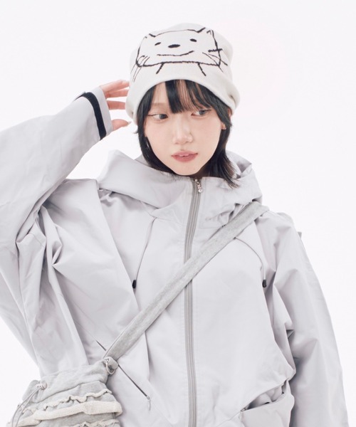 Never mind the XU / Chikashitsu+(ネバーマインド ザ エックスユー / チカシツプラス)の「【Nerd out XU】drawing neko beanie / 【ナードアウトエックスユー】ドローイングネコニット帽 <着用動画あり>(ニットキャップ/ビーニー・メンズ・ブラック/ホワイト・ONE SIZE)」の2枚目の写真