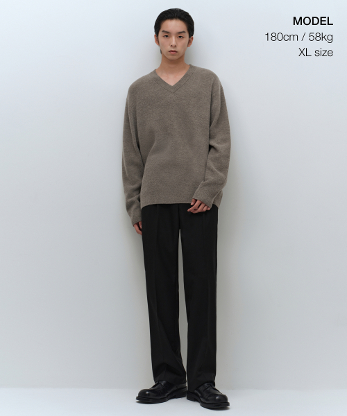 MUSINSA STANDARD（ムシンサスタンダード）の「[ビクトリアウール] ミニマルリブドVネックニット [トープ]（ニット/セーター・メンズ・その他・SMALL/LARGE/X-LARGE/XX-LARGE/MEDIUM）」の2枚目の写真