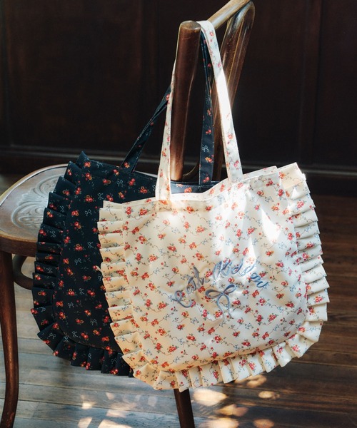 Cath Kidston(キャスキッドソン)の「【A4サイズ対応】フリルトートバッグ(トートバッグ・レディース・ライトピンク/サックスブルー/アイボリー/ブラック/アイボリー系/サックスブルー系/ネイビー/アイボリー系1・FREE)」の5枚目の写真