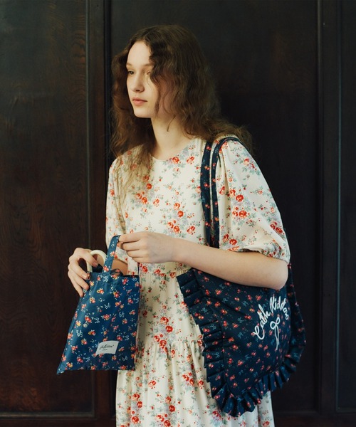 Cath Kidston(キャスキッドソン)の「【A4サイズ対応】フリルトートバッグ(トートバッグ・レディース・ライトピンク/サックスブルー/アイボリー/ブラック/アイボリー系/サックスブルー系/ネイビー/アイボリー系1・FREE)」の11枚目の写真