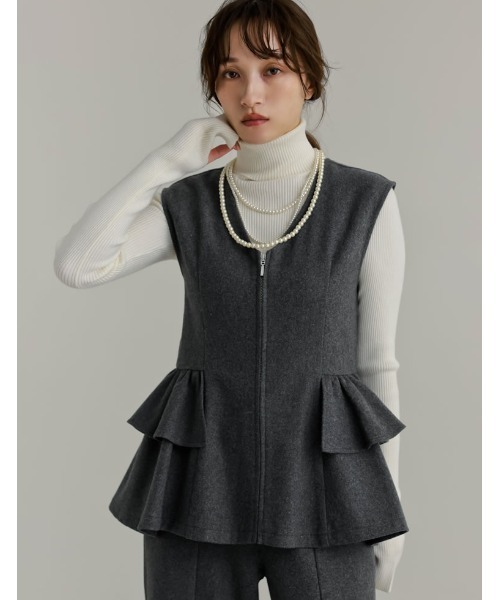Re:EDIT（リエディ）の「[公式サイト先行販売][洗濯機で洗える]圧縮ウールライクフロントジップペプラムベスト（ベスト・レディース・ブラック/チャコールグレー/ブラウン・MEDIUM/LARGE）」の2枚目の写真