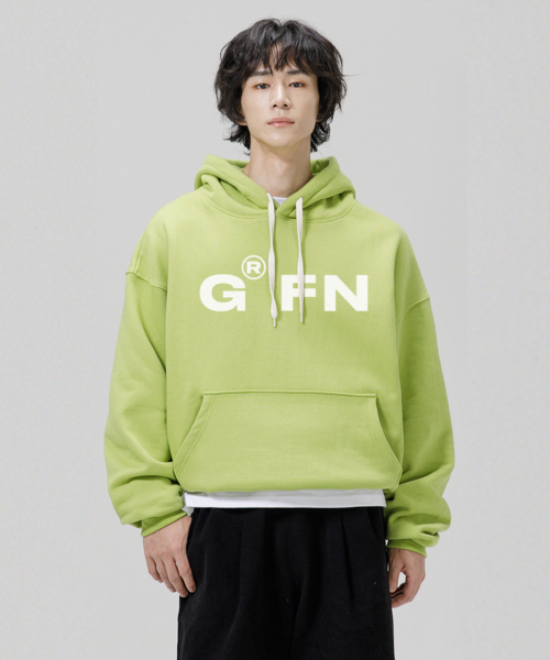 GRANFINNY(グランフィニ)の「オーバーサイズヘビー起毛ボールドロゴバルーンスウェットフードパーカー - オリーブ(パーカー・レディース・オリーブ・MEDIUM/LARGE/X-LARGE)」の2枚目の写真